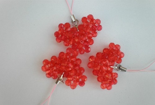 5月8日，在家做的手工活正規(guī)平臺，靈活就業(yè)好選擇，在手工之家加工、銷售收入哪個好，圖為勵志珠珠繡串珠手工產(chǎn)品剪影