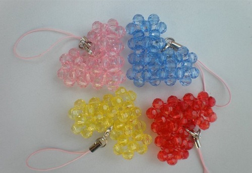 5月8日，在家做的手工活正規(guī)平臺，靈活就業(yè)好選擇，在手工之家加工、銷售收入哪個好，圖為勵志珠珠繡串珠手工產(chǎn)品剪影