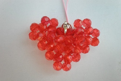 5月8日，在家做的手工活正規(guī)平臺，靈活就業(yè)好選擇，在手工之家加工、銷售收入哪個好，圖為勵志珠珠繡串珠手工產(chǎn)品剪影