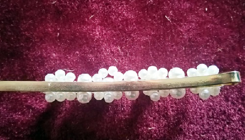 5月9日，手工活兼職是真的嗎，居家專兼職的好副業(yè)，靈活就業(yè)手工，手工之家加工銷售協(xié)同發(fā)展，圖為勵志珠珠繡串珠手工產(chǎn)品剪影