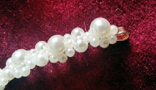 5月9日，手工活兼職是真的嗎，居家專兼職的好副業(yè)，靈活就業(yè)手工，手工之家加工銷售協(xié)同發(fā)展，圖為勵志珠珠繡串珠手工產(chǎn)品剪影