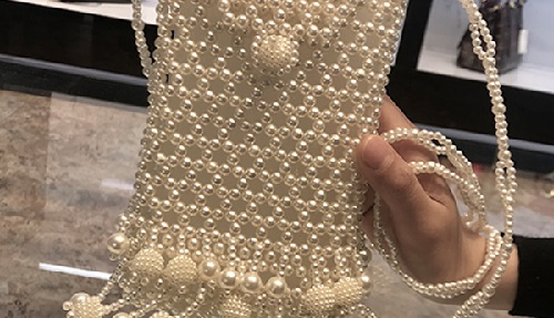 5月11日，手工活外發(fā)一手貨源，靈活就業(yè)居家掙錢，在手工之家，加工材料包具體提供什么？圖為勵(lì)志珠珠繡串珠手工產(chǎn)品剪影