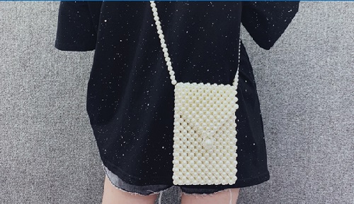 5月12日，手工活拿回家做在哪里找，居家就業(yè)好副業(yè)，多做比較才知道手工之家的好，圖為勵(lì)志珠珠繡串珠手工產(chǎn)品剪影