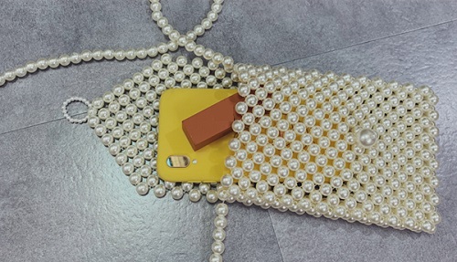 5月12日，手工活拿回家做在哪里找，居家就業(yè)好副業(yè)，多做比較才知道手工之家的好，圖為勵(lì)志珠珠繡串珠手工產(chǎn)品剪影