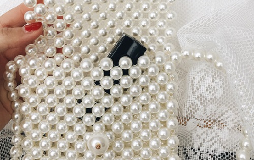 5月12日，手工活拿回家做在哪里找，居家就業(yè)好副業(yè)，多做比較才知道手工之家的好，圖為勵(lì)志珠珠繡串珠手工產(chǎn)品剪影