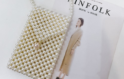 5月12日，手工活拿回家做在哪里找，居家就業(yè)好副業(yè)，多做比較才知道手工之家的好，圖為勵(lì)志珠珠繡串珠手工產(chǎn)品剪影