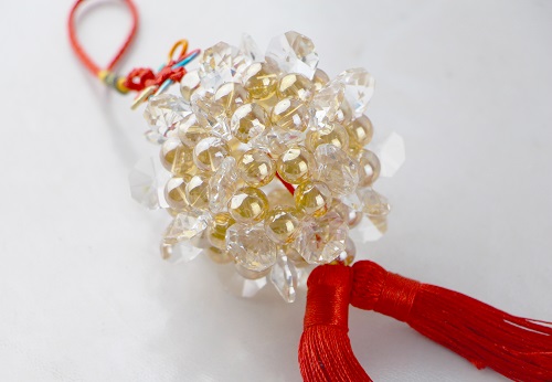 5月13日，在家做兼職的正規(guī)平臺，可靠的串珠手工，手工之家與合作的人員相互支持，合作共贏，圖為勵志珠珠繡串珠手工產(chǎn)品剪影