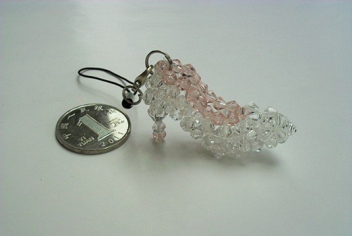 5月15日，可在家做的兼職手工活，在家做串珠手工掙錢，在手工之家，靈活就業(yè)創(chuàng)業(yè)好收入，圖為勵(lì)志珠珠繡串珠手工產(chǎn)品剪影