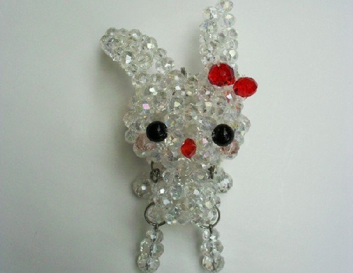 5月15日，可在家做的兼職手工活，在家做串珠手工掙錢，在手工之家，靈活就業(yè)創(chuàng)業(yè)好收入，圖為勵(lì)志珠珠繡串珠手工產(chǎn)品剪影