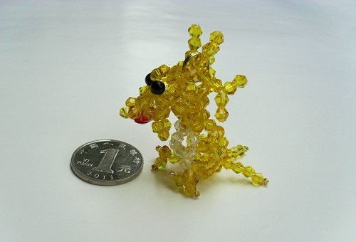 5月15日，可在家做的兼職手工活，在家做串珠手工掙錢，在手工之家，靈活就業(yè)創(chuàng)業(yè)好收入，圖為勵(lì)志珠珠繡串珠手工產(chǎn)品剪影