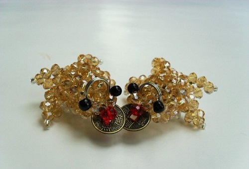 5月15日，可在家做的兼職手工活，在家做串珠手工掙錢，在手工之家，靈活就業(yè)創(chuàng)業(yè)好收入，圖為勵(lì)志珠珠繡串珠手工產(chǎn)品剪影