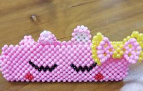 5月16日，外發(fā)手工領(lǐng)回家做，靈活就業(yè)好副業(yè)，正規(guī)+可靠，手工之家讓加工人員放心在家掙錢，圖為勵志珠珠繡串珠手工產(chǎn)品剪影