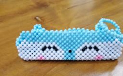 5月16日，外發(fā)手工領(lǐng)回家做，靈活就業(yè)好副業(yè)，正規(guī)+可靠，手工之家讓加工人員放心在家掙錢，圖為勵志珠珠繡串珠手工產(chǎn)品剪影