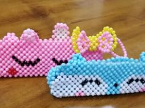 5月16日，外發(fā)手工領(lǐng)回家做，靈活就業(yè)好副業(yè)，正規(guī)+可靠，手工之家讓加工人員放心在家掙錢，圖為勵志珠珠繡串珠手工產(chǎn)品剪影