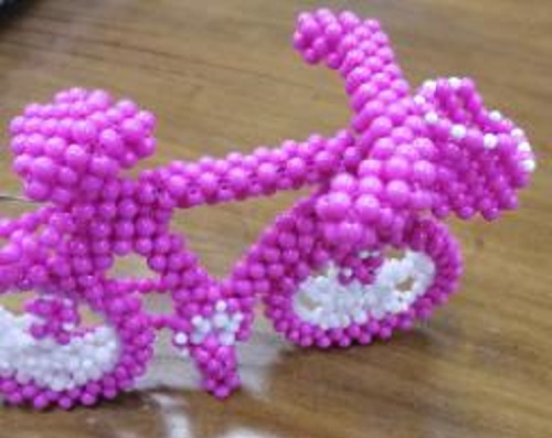 5月16日，外發(fā)手工領(lǐng)回家做，靈活就業(yè)好副業(yè)，正規(guī)+可靠，手工之家讓加工人員放心在家掙錢，圖為勵志珠珠繡串珠手工產(chǎn)品剪影