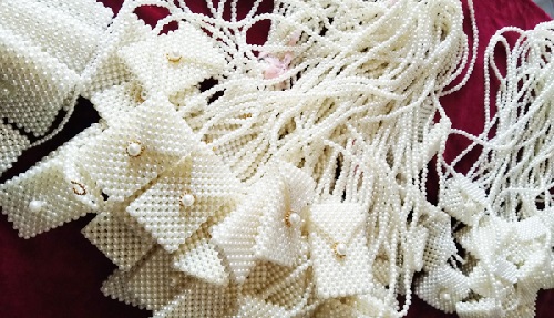 5月17日，手工活外發(fā)加工可靠嗎，純手工串珠靈活就業(yè)，手工之家平臺是平等開放的，圖為勵志珠珠繡串珠手工產(chǎn)品剪影