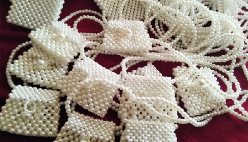 5月17日，手工活外發(fā)加工可靠嗎，純手工串珠靈活就業(yè)，手工之家平臺是平等開放的，圖為勵志珠珠繡串珠手工產(chǎn)品剪影