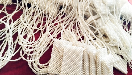 5月17日，手工活外發(fā)加工可靠嗎，純手工串珠靈活就業(yè)，手工之家平臺是平等開放的，圖為勵志珠珠繡串珠手工產(chǎn)品剪影