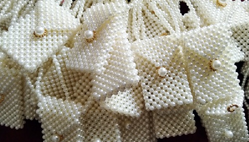 5月17日，手工活外發(fā)加工可靠嗎，純手工串珠靈活就業(yè)，手工之家平臺是平等開放的，圖為勵志珠珠繡串珠手工產(chǎn)品剪影