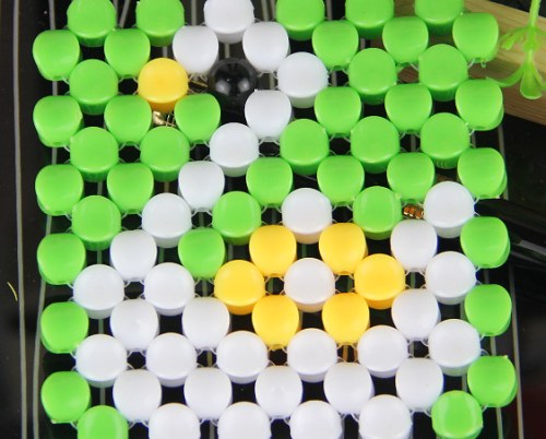 5月18日，外發(fā)加工接單，正規(guī)手工活兼職拿回家做，手工之家純手工項(xiàng)目的自帶優(yōu)勢，圖為勵(lì)志珠珠繡串珠手工產(chǎn)品剪影