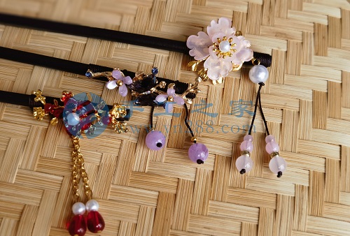 5月23日，外發(fā)手工領(lǐng)回家做，靈活就業(yè)手工項目，在家做手工掙錢，手工之家的手工項目適合農(nóng)村哪些人做，圖為勵志珠珠繡串珠手工產(chǎn)品剪影