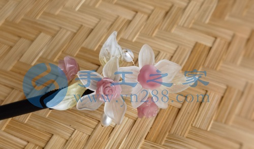 5月23日，外發(fā)手工領(lǐng)回家做，靈活就業(yè)手工項目，在家做手工掙錢，手工之家的手工項目適合農(nóng)村哪些人做，圖為勵志珠珠繡串珠手工產(chǎn)品剪影