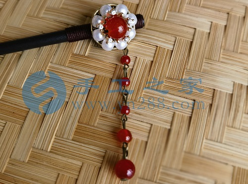 5月23日，外發(fā)手工領(lǐng)回家做，靈活就業(yè)手工項目，在家做手工掙錢，手工之家的手工項目適合農(nóng)村哪些人做，圖為勵志珠珠繡串珠手工產(chǎn)品剪影