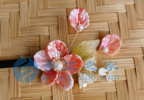 5月23日，外發(fā)手工領(lǐng)回家做，靈活就業(yè)手工項目，在家做手工掙錢，手工之家的手工項目適合農(nóng)村哪些人做，圖為勵志珠珠繡串珠手工產(chǎn)品剪影