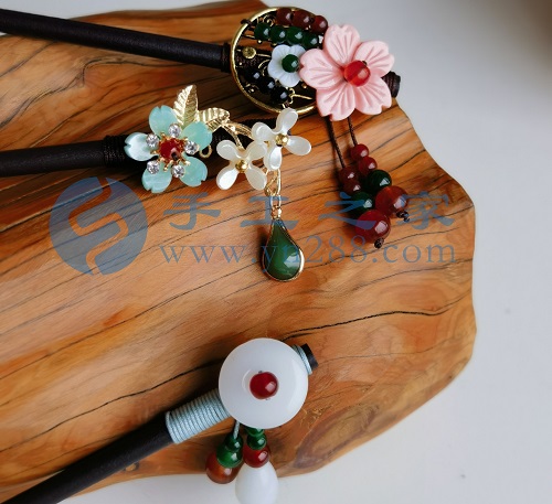 5月24日，手工活外發(fā)加工正規(guī)廠家直接發(fā)貨，純手工串珠，手工之家手工項目，在城市做的優(yōu)勢很明顯，圖為勵志珠珠繡串珠手工產(chǎn)品剪影
