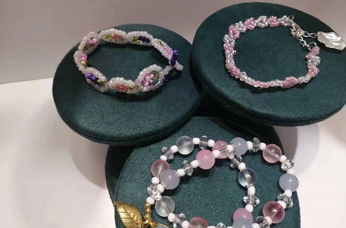 5月29日，外發(fā)加工接單平臺(tái)，靈活就業(yè)手工飾品廠(chǎng)項(xiàng)目，月底了，手工之家手工好，才有更好的合作和收入，圖為勵(lì)志珠珠繡串珠手工產(chǎn)品剪影