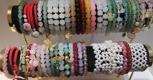 5月30日，手工活外發(fā)加工網(wǎng)，靈活就業(yè)好項(xiàng)目，傳承傳統(tǒng)手工，手工之家的外發(fā)手工項(xiàng)目如何，圖為勵(lì)志珠珠繡串珠手工產(chǎn)品剪影
