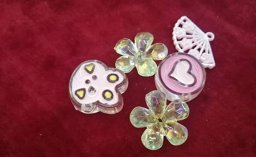 6月2日，在家里就能賺錢的工作，正規(guī)手工項(xiàng)目，靈活就業(yè)好選擇，手工之家手工事業(yè)發(fā)展離不開銷售體系，圖為勵(lì)志珠珠繡串珠手工材料剪影