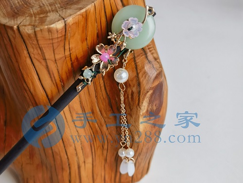6月4日，手工活接單正規(guī)平臺(tái)，拿回家做的手工項(xiàng)目，可以開飾品加工廠，手工之家讓大家居家手工掙錢有底氣，圖為勵(lì)志珠珠繡串珠手工產(chǎn)品剪影