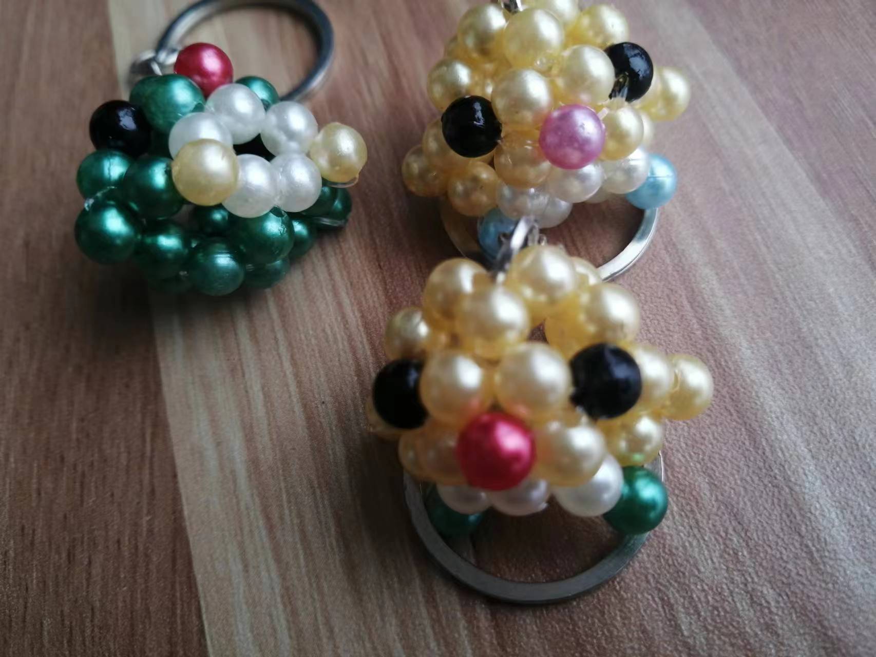 6月10日，手工活外發(fā)加工網(wǎng)，在家做串珠手工掙錢，在手工之家,這幾點(diǎn)決定了成品銷售做的好,圖為勵(lì)志珠珠繡串珠手工產(chǎn)品剪影