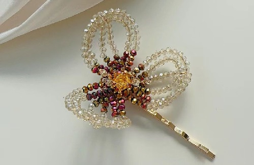 6月12日，手工活兼職招聘信息，在家做串珠手工項(xiàng)目掙錢(qián)，手工之家的純手工適合家里靈活就業(yè)創(chuàng)業(yè)，圖為勵(lì)志珠珠繡串珠手工產(chǎn)品剪影