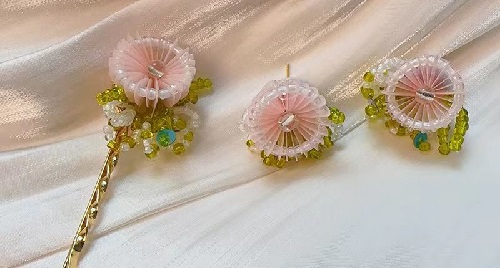 6月13日，外發(fā)加工接單，開飾品加工廠，正規(guī)廠家的手工，手工之家的手工實力因為始終綜合發(fā)展，圖為勵志珠珠繡串珠手工產(chǎn)品剪影