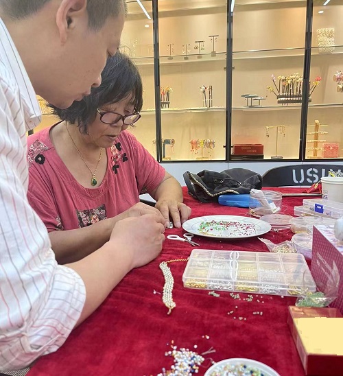 山東69歲崔大媽來手工之家考察學(xué)習(xí)合作，為什么做的比很多人都要強