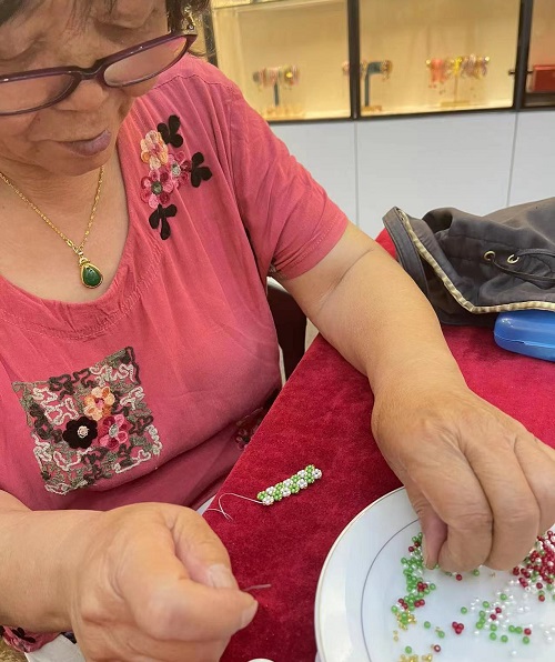 山東69歲崔大媽來手工之家考察學(xué)習(xí)合作，為什么做的比很多人都要強