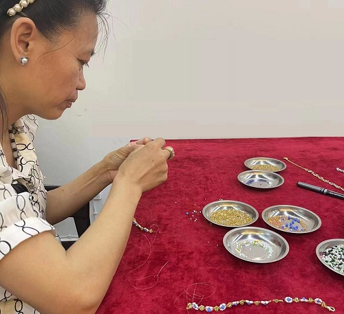 山東69歲崔大媽來手工之家考察學(xué)習(xí)合作，為什么做的比很多人都要強