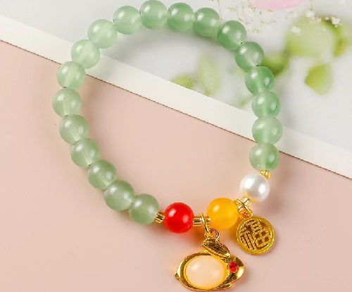 6月19日，手工活外發(fā)一手貨源，開(kāi)飾品加工廠，居家副業(yè)掙錢，手工之家的純手工產(chǎn)品讓人喜歡，圖為勵(lì)志珠珠繡串珠手工產(chǎn)品剪影
