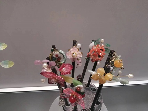 6月21日，手工活拿回家做在哪里找，靈活就業(yè)創(chuàng)業(yè)，開飾品加工廠，選擇手工之家，這個手工項目自由靈活，圖為勵志珠珠繡串珠手工產(chǎn)品剪影