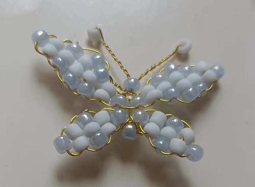 6月27日，外發(fā)手工活正規(guī)平臺，開飾品加工廠，在家做手工掙錢，選手工之家和手工項(xiàng)目，因?yàn)檎鎸?shí)，圖為加工人員做好的珠繡串珠手工產(chǎn)品剪影