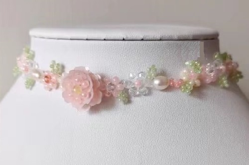 7月11日，外發(fā)手工活正規(guī)平臺(tái)，手工靈活就業(yè)創(chuàng)業(yè)，開飾品加工廠，在手工之家,選擇了就要信任和認(rèn)真，圖為串珠米珠繡手工產(chǎn)品剪影