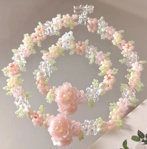 7月11日，外發(fā)手工活正規(guī)平臺(tái)，手工靈活就業(yè)創(chuàng)業(yè)，開飾品加工廠，在手工之家,選擇了就要信任和認(rèn)真，圖為串珠米珠繡手工產(chǎn)品剪影