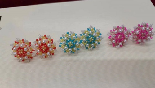 7月12日，兼職手工活外發(fā)加工在家可做，在家做手工，靈活就業(yè)創(chuàng)業(yè)，開飾品加工廠，在手工之家，歷史就是實力直接的證明，圖為串珠米珠繡手工產(chǎn)品剪影