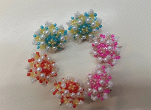 7月12日，兼職手工活外發(fā)加工在家可做，在家做手工，靈活就業(yè)創(chuàng)業(yè)，開飾品加工廠，在手工之家，歷史就是實力直接的證明，圖為串珠米珠繡手工產(chǎn)品剪影