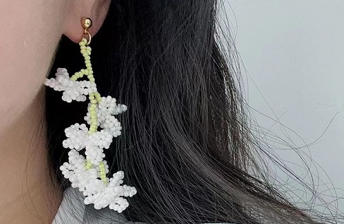 7月16日，手工活外發(fā)一手貨源，開飾品加工廠，居家靈活就業(yè)創(chuàng)業(yè)好選擇，與手工之家合作，遠(yuǎn)近不是問題，圖為串珠米珠繡手工產(chǎn)品剪影