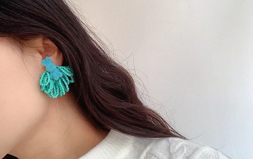 7月16日，手工活外發(fā)一手貨源，開飾品加工廠，居家靈活就業(yè)創(chuàng)業(yè)好選擇，與手工之家合作，遠(yuǎn)近不是問題，圖為串珠米珠繡手工產(chǎn)品剪影