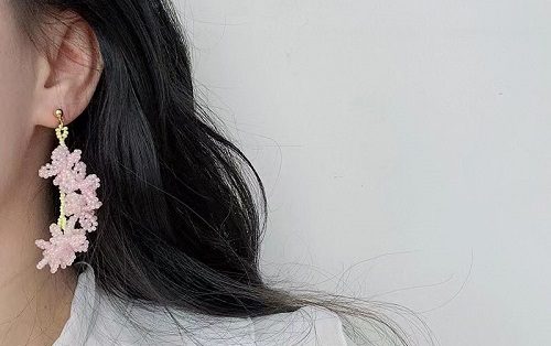 7月16日，手工活外發(fā)一手貨源，開飾品加工廠，居家靈活就業(yè)創(chuàng)業(yè)好選擇，與手工之家合作，遠(yuǎn)近不是問題，圖為串珠米珠繡手工產(chǎn)品剪影