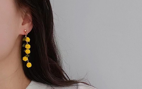 7月16日，手工活外發(fā)一手貨源，開飾品加工廠，居家靈活就業(yè)創(chuàng)業(yè)好選擇，與手工之家合作，遠(yuǎn)近不是問題，圖為串珠米珠繡手工產(chǎn)品剪影